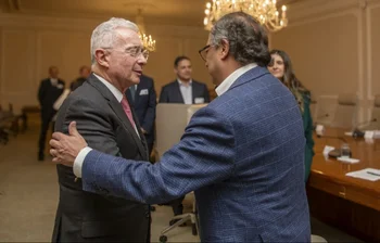 El presidente Gustavo Petro retoma el diálogo con Álvaro Uribe (izq.) por la necesidad de sumar votos de su partido, Centro Democrático, para la reforma del sistema de salud.