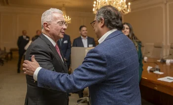 El presidente Gustavo Petro retoma el diálogo con Álvaro Uribe (izq.) por la necesidad de sumar votos de su partido, Centro Democrático, para la reforma del sistema de salud.