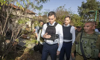 El presidente del Gobierno en España, Pedro Sánchez (1i) y el primer ministro belga, Alexander de Croo (2d), visitan el Kibbutz atacado de Beeri a J’lem, en Jerusalén (Israel).