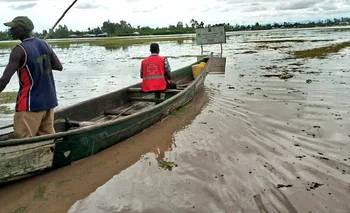 Las inundaciones en Kenia anegaron carreteras, lo que obstaculiza la llegada de ayuda a las zonas afectadas. 