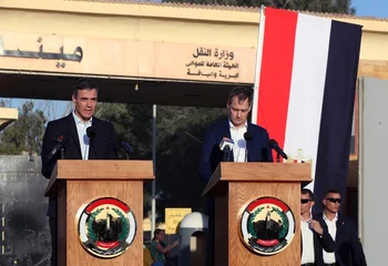 El presidente del Gobierno, Pedro Sánchez (i), en una comparecencia junto al primer ministro belga, Alexander de Croo, en el paso de Rafah, fronterizo entre Gaza y Egipto. 