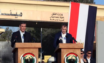 El presidente del Gobierno, Pedro Sánchez (i), en una comparecencia junto al primer ministro belga, Alexander de Croo, en el paso de Rafah, fronterizo entre Gaza y Egipto. 