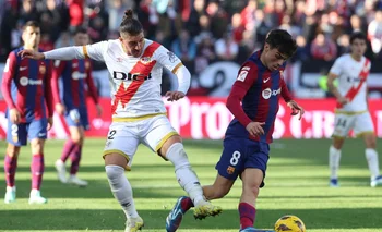 El defensa uruguayo del Rayo Vallecano Pacha Espino lucha por el balón con el centrocampista del FC Barcelona Pedri 