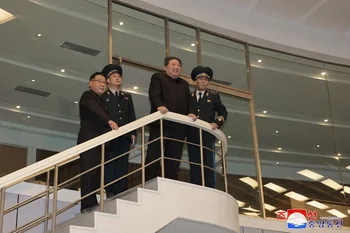 Kim Jong Un durante su visita al centro de control de la agencia norcoreana de tecnología aeroespacial.