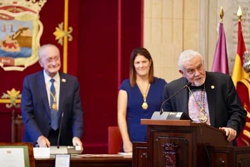 Momento de la entregar la Medalla de la Ciudad de Málaga y el nombramiento de Hijo Predilecto a José Manuel Cuenca Mendoza, Pepe Bornoy, como reconocimiento a su trayectoria artística en una imagen de archivo.
