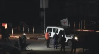  La agencia AJN compartió un video donde se ve las camionetas de la Cruz Roja con los rehenes liberados por Hamás. 