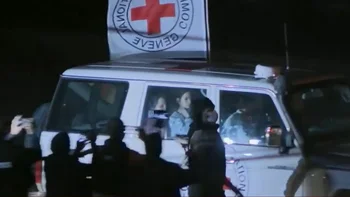 Una camioneta de la Cruz Roja traslada rehenes hacia el paso de Rafah.