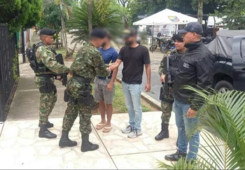 Militares colombianos saludan a los dos turistas canadienses recién rescatados de su secuestro. 