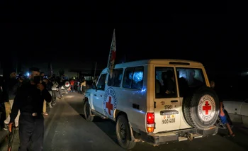 Los rehenes son entregados a la Cruz Roja que los transporta hacia el paso de Rafah en sus propios vehículos.