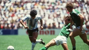 Maradona en la histórica final en el Azteca
