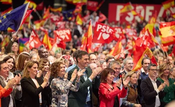 El secretario general del PSOE y presidente del Gobierno, Pedro Sánchez (c), durante un acto del PSOE, en IFEMA Madrid, a 25 de noviembre de 2023, en Madrid (España).