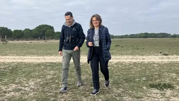 La vicepresidenta tercera, Teresa Ribera, pasea por Doñana con el presidente de la Junta, Moreno