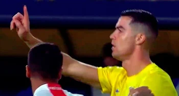 Cristiano Ronaldo le pide al árbitro que anule el penal que había pitado a su favor