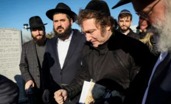 Mile en su gira por Estados Unidos visitó la tumba de un rabino