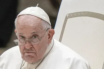 El Papa tiene dificultades respiratorias, pero no pulmonía.