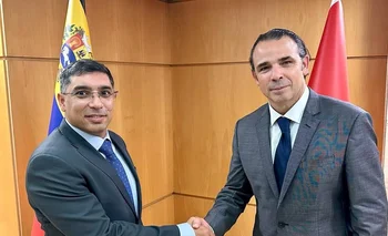 El ministro del petróleo, Pedro Tellechea (izq.) con el presidente de Chevron, Javier La Rosa.
