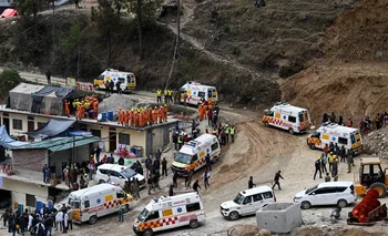 Ambulancias y equipos médicos se concentran en la boca de mina esperando la liberación de los obreros atrapados.