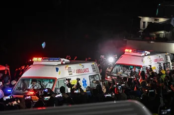 Las ambulancias trasladan hacia el hospital a los obreros rescatados.
