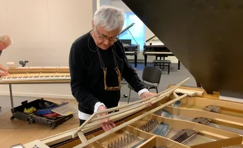 Antes de morir, Rafael Viñoly diseñó un piano curvo que se adapta al movimiento de los pianistas