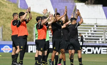 Los futbolistas de Peñarol saludan a sus hinchas en el Parque Capurro, previo al calentamiento