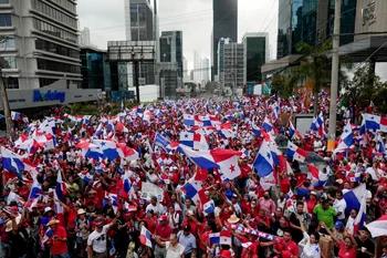 Masivas celebraciones en Panamá por el fallo judicial contra una minera canadiense que será cerrada.