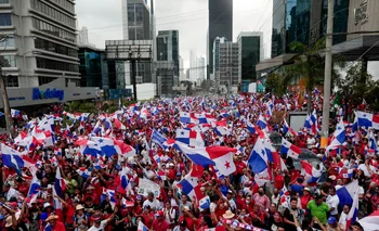 Masivas celebraciones en Panamá por el fallo judicial contra una minera canadiense que será cerrada.