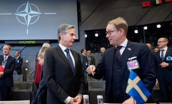 El ministro de Relaciones Exteriores sueco, Tobías Billstromm (der.) dijo que Hungría había reiterado su compromiso de no ser el último país en ratificar la membresía sueca.