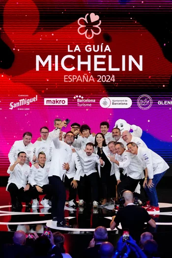 Foto de familia de los cocineros que han recibido "3 estrellas Michelín" durante la gala de las estrellas Michelin 2024 .