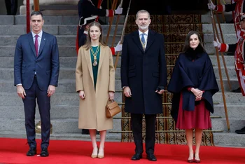 Los reyes Felipe y Letizia junto a la princesa de Asturias, Leonor, y el presidente del Gobierno, Pedro Sánchez (i) posan a su llegada a la solemne apertura de la XV Legislatura, en una sesión conjunta de las Cortes Generales