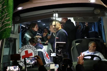 Prisioneros palestinos liberados llegan en un micro del Comité Internacional de la Cruz Roja desde la prisión militar israelí de Ofer hasta Cisjordania.