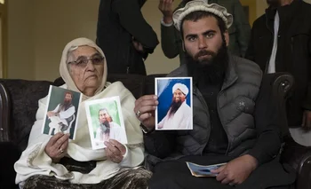 Safoora Bibi, su madre, y Muhammad Ismail, su hijo, muestran fotos del detenido Mohamed Rahim.