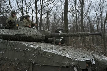 Soldados ucranianos a bordo de un tanque de fabricación sueca en el frente Este.