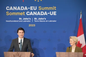 El primer ministro de Canadá, Justin Trudeau, con Ursula Von der Leyen, en la cumbre con la Unión Europea. 