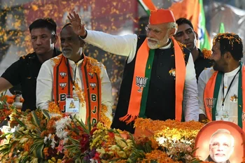 Narendra Modi, con gorro anaranjado, es primer ministro de India desde mayo de 2014. 