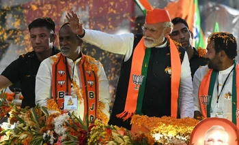 Narendra Modi, con gorro anaranjado, es primer ministro de India desde mayo de 2014. 