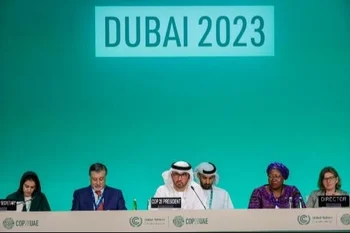 El presidente de la COP28, el Sultán Ahmed Al Jaber (centro), preside la ceremonia de apertura de la cumbre climática de las Naciones Unidas en Dubái