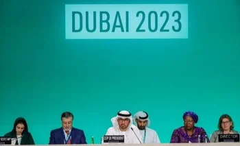 El presidente de la COP28, el Sultán Ahmed Al Jaber (centro), preside la ceremonia de apertura de la cumbre climática de las Naciones Unidas en Dubai.
