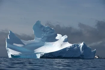 Iceberg en el medio del océano