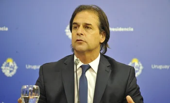 Luis Lacalle Pou durante una conferencia de prensa por el aumento de casos de coronavirus en Uruguay