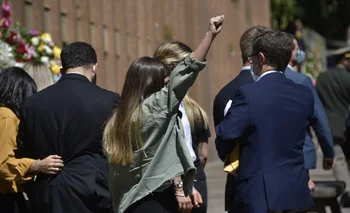 El día de la muerte del expresidente Vázquez su nieta fue fotografiada alzando el puño, lo que fue el símbolo de esa jornada