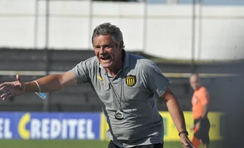 Mario Saralegui dirigiendo a Peñarol