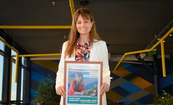 Fabiana Valiño recibe el premio de EmprendO Sustentable en nombre de Parque de las Ciencias 