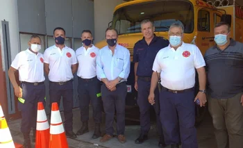 Ministerio de Transporte dona 15 conos a bomberos voluntarios de Salto
