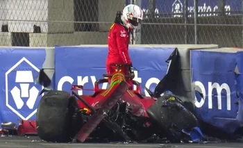 Charles Leclerc observa cómo quedó su Ferrari luego del despiste en Arabia Saudita