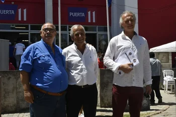 Raúl Giuria, José Fuentes y Daniel Majic posaron juntos a media mañana en la puerta del Gran Parque Central