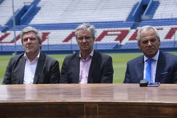 Alejandro Balbi, José Decurnex y José Fuentes en el cambio de mando de diciembre 2021