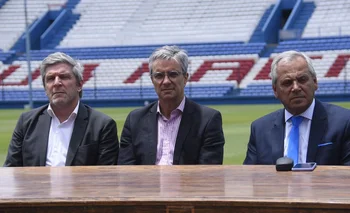 Alejandro Balbi, José Decurnex y José Fuentes en el cambio de mando de diciembre 2021