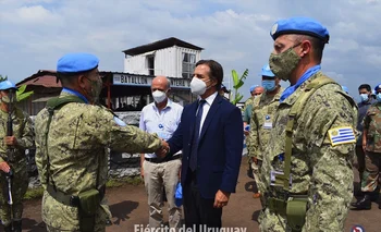 El presidente Lacalle Pou saluda a los militares uruguayos en el Congo