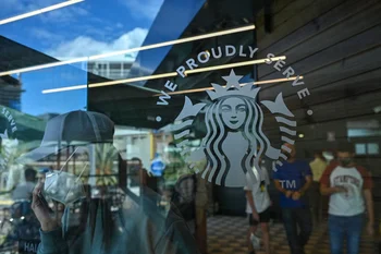 El logo de Starbucks en un supermercado de Caracas causa un malentendido