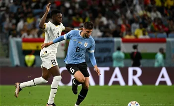 Rodrigo Bentancur frente a Ghana en el Mundial
